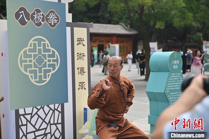 7月14日，甘肅省平?jīng)鍪嗅轻忌骄皡^(qū)內(nèi)，八極拳傳承人展示八極拳。7月13日至14日，“2024年北京體育大學(xué)第十五屆國(guó)際武術(shù)比賽交流大會(huì)暨首屆崆峒山國(guó)際武術(shù)大會(huì)”舉行，大會(huì)也在崆峒山景區(qū)進(jìn)行問(wèn)道崆峒、武術(shù)高級(jí)研修班、崆峒拜師等系列活動(dòng)。中新社記者 李亞龍 攝</p>
<p>