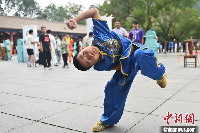 7月14日，甘肅省平?jīng)鍪嗅轻忌骄皡^(qū)內(nèi)，小朋友展示查拳。7月13日至14日，“2024年北京體育大學(xué)第十五屆國(guó)際武術(shù)比賽交流大會(huì)暨首屆崆峒山國(guó)際武術(shù)大會(huì)”舉行，大會(huì)也在崆峒山景區(qū)進(jìn)行問(wèn)道崆峒、武術(shù)高級(jí)研修班、崆峒拜師等系列活動(dòng)。中新社記者 李亞龍 攝</p>
<p>