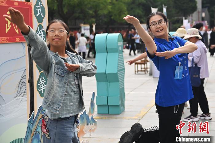 7月14日，甘肅省平?jīng)鍪嗅轻忌骄皡^(qū)內(nèi)，霍氏練手拳傳承人、霍元甲玄孫女霍靜虹(右)教授武術(shù)愛(ài)好者霍氏練手拳。7月13日至14日，“2024年北京體育大學(xué)第十五屆國(guó)際武術(shù)比賽交流大會(huì)暨首屆崆峒山國(guó)際武術(shù)大會(huì)”舉行，大會(huì)也在崆峒山景區(qū)進(jìn)行問(wèn)道崆峒、武術(shù)高級(jí)研修班、崆峒拜師等系列活動(dòng)。中新社記者 李亞龍 攝</p>
<p>