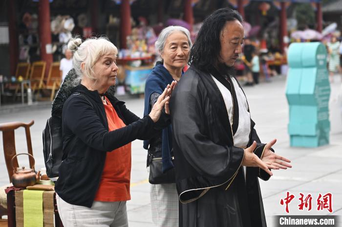 7月14日，甘肅省平?jīng)鍪嗅轻忌骄皡^(qū)內(nèi)，外籍武術(shù)愛(ài)好者感受青城武術(shù)。7月13日至14日，“2024年北京體育大學(xué)第十五屆國(guó)際武術(shù)比賽交流大會(huì)暨首屆崆峒山國(guó)際武術(shù)大會(huì)”舉行，大會(huì)也在崆峒山景區(qū)進(jìn)行問(wèn)道崆峒、武術(shù)高級(jí)研修班、崆峒拜師等系列活動(dòng)。中新社記者 李亞龍 攝</p>
<p>