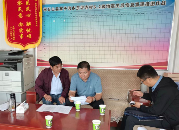 州縣紀(jì)委監(jiān)委機(jī)關(guān)聯(lián)合督查組對下沉干部 、駐村干部 、包村組長、村干部 “四級”干部履職到崗情況，以及工作日志和民情臺賬、訴求臺賬進(jìn)行日常監(jiān)督檢查，壓實工作責(zé)任。.jpg