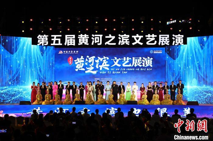 7月19日晚，第五屆黃河之濱文藝展演在蘭州體育文化廣場開幕。張曦予 攝