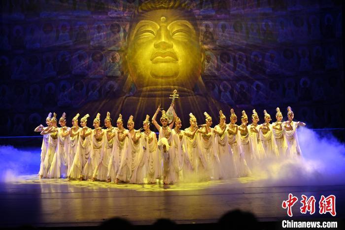 7月18日晚，中國經典舞劇《絲路花雨》在甘肅蘭州黃河劇院演出。李亞龍 攝