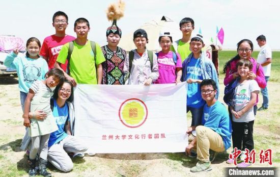 圖為蘭州大學(xué)文化行者團(tuán)隊(duì)走進(jìn)民族社區(qū)。(資料圖)蘭州大學(xué)供圖