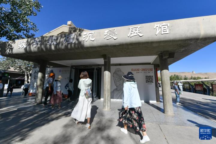 7月22日，游客排隊進入“尋境敦煌——數(shù)字敦煌沉浸展”場館。新華社記者 郎兵兵 攝</p>
<p>