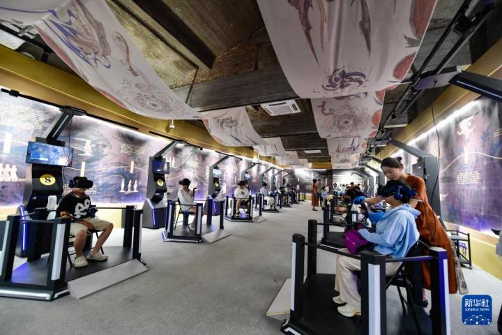 7月22日，游客線下體驗“尋境敦煌——數(shù)字敦煌沉浸展”。新華社記者 郎兵兵 攝</p>
<p>
