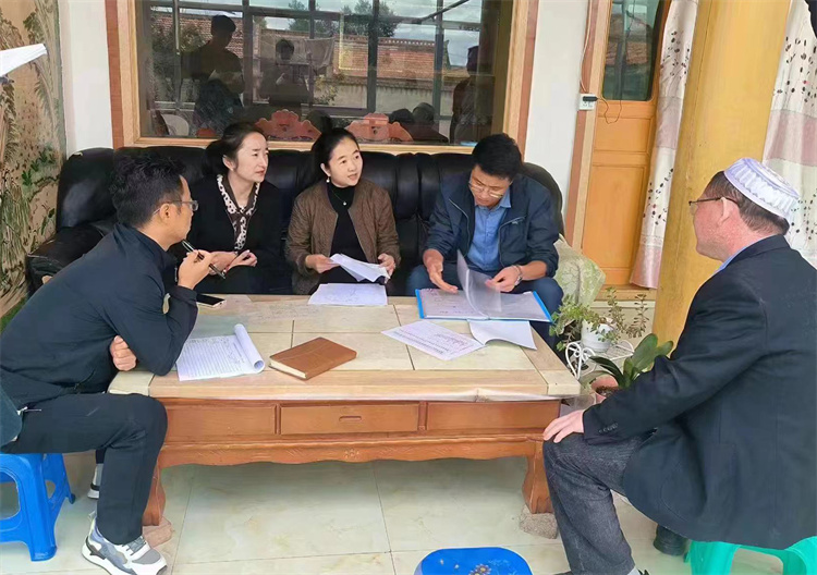 臨潭縣卓洛鄉(xiāng)紀(jì)委工作人員在下園子村農(nóng)戶家中了解在發(fā)放大病救助補(bǔ)助資金中是否存在落實(shí)不及時(shí)、不到位等作風(fēng)方面的問(wèn)題。.jpg