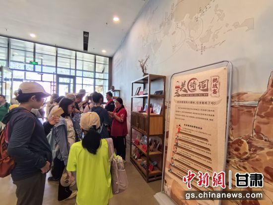 近日，玉門關(guān)遺址景區(qū)開啟了一場(chǎng)精彩紛呈的玉關(guān)詩(shī)詞挑戰(zhàn)賽，吸引眾多游人參與其中。玉門關(guān)遺址景區(qū)供圖