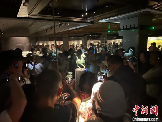 8月17日至23日，“濃濃民族情 兩岸一家親”臺(tái)灣同胞參訪團(tuán)甘肅行交流活動(dòng)在甘肅展開。圖為臺(tái)胞參觀甘肅省博物館。中新社記者 閆姣 攝