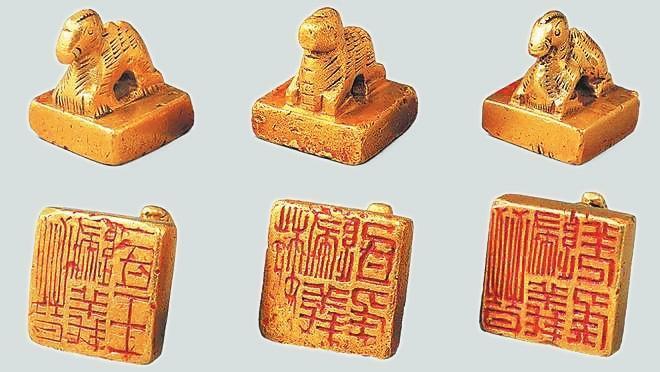 從左至右依次為“晉歸義羌侯”金印、“晉歸義氐王”金印、“魏歸義氐侯”金印
