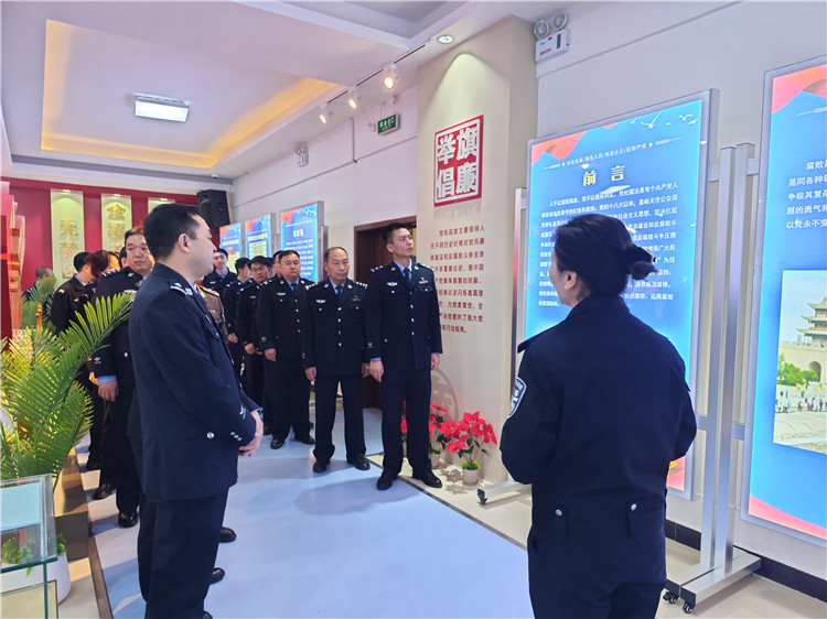 嘉峪關(guān)市公安局明珠路派出所參觀市公安局紀(jì)法廉政警示教育基地。.jpg