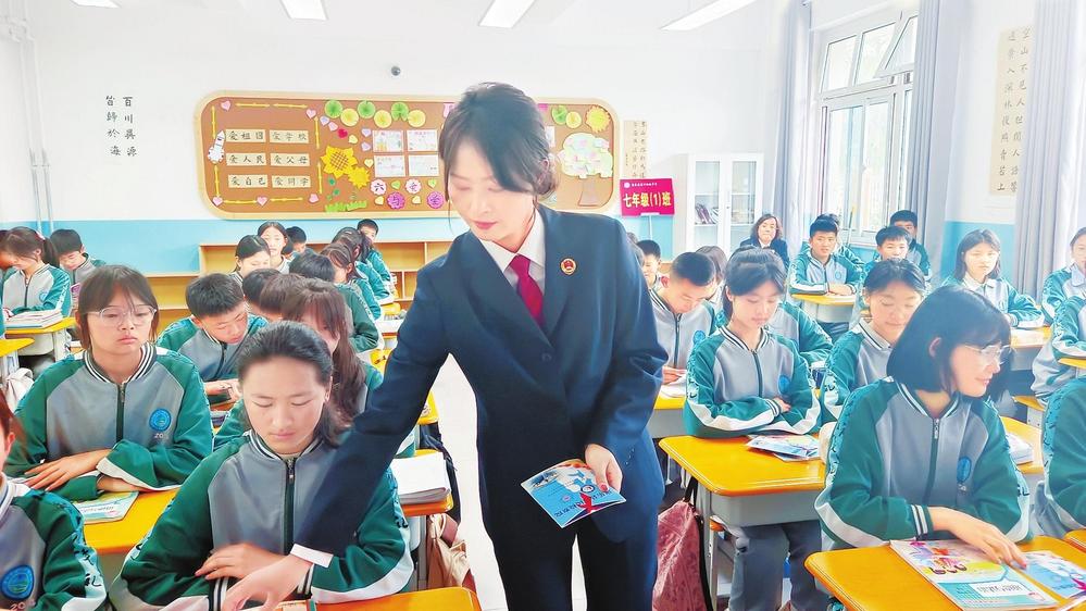 讓法治陽(yáng)光照亮成長(zhǎng)之路