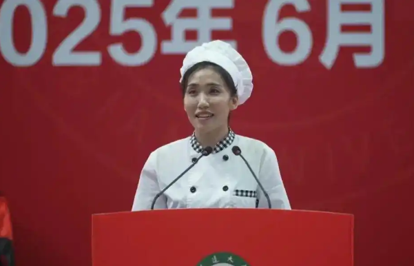 食堂阿姨演講爆火，最是真情動(dòng)人心