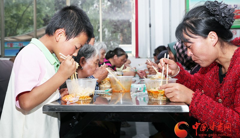 現(xiàn)場(chǎng)報(bào)道｜榆中三中安置點(diǎn)：熱飯暖胃暖人心