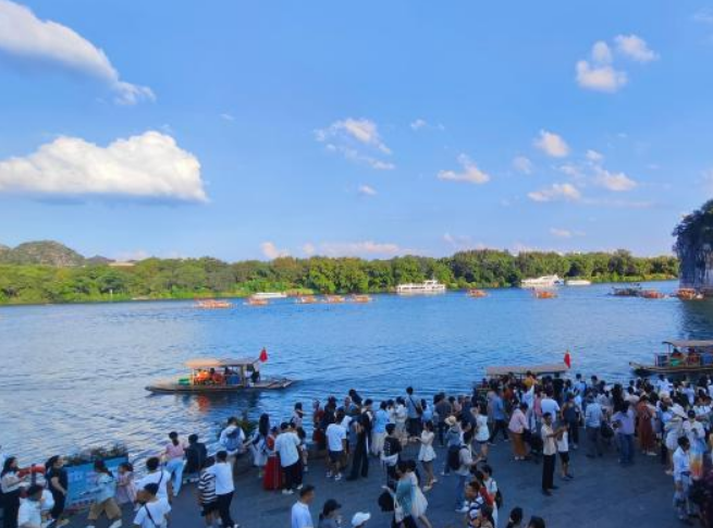 桂林國(guó)慶中秋假期旅游收入破百億元